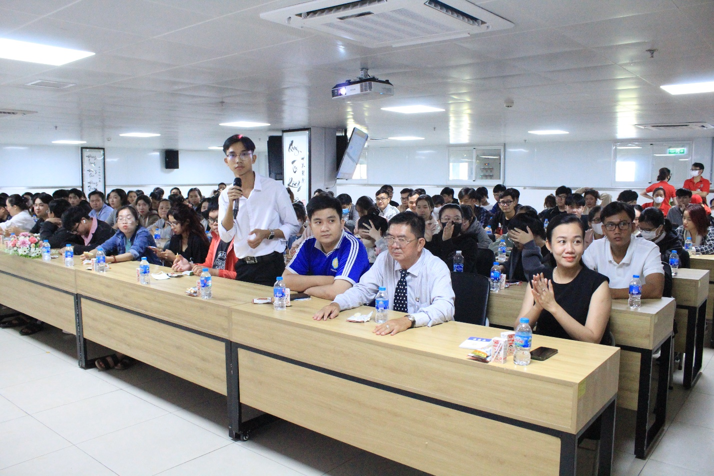 Sinh viên đặt câu hỏi với đại diện công ty