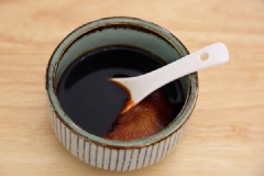 Cánh gà rửa sạch, để ráo nước rồi dùng dao bén cắt xung quanh phần xương nhỏ hơn của cánh gà và dồn phần thịt lên trên. Tiếp theo cho 2 muỗng mật ong, 2 muỗng tương cà, 1 muỗng đường, 2 muỗng nước tương, 1/2 muỗng muối, 1 muỗng dầu hào, 1 muỗng rượu trắng vào tô khuấy đều.