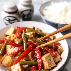 Chẳng gì tuyệt vời hơn trong bữa cơm khi có món đậu hũ xào rau quả sốt tương đậm đà, ngon ngon để ăn phải không nào. Thời gian chế biến món này cũng không quá lâu lại còn rất dễ, nên chị em nội trợ nào cũng có thể tự tin vào bếp trổ tài nấu nướng ngay đấy. Ngày nào bận rộn quá thì bạn cứ món này mà triển ngay nhé. Vị ngọt giòn của ớt chuông cùng đậu que, ăn với đậu hũ mềm mềm thấm nước sốt chua ngọt không chỉ ngon mà còn cung cấp đủ chất nữa đó. Nhanh tay lưu lại ngay cách làm đậu hũ xào rau quả sốt tương này nhé.