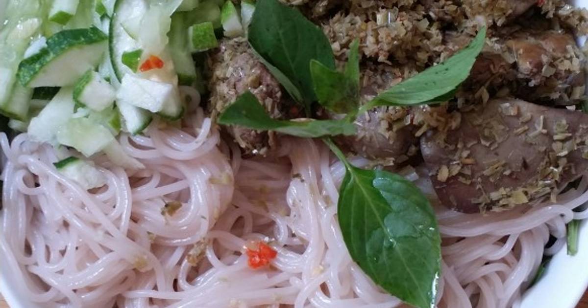 Bún lòng gà xào sả ớt