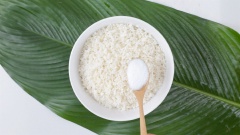 Cách làm bánh chưng xanh: Vo sạch gạo nếp, ngâm gạo nếp với nước qua đêm hoặc ít nhất 8 tiếng cho nếp nở. Đổ gạo nếp đã ngâm ra cho ráo nước. Sau đó, trộn đều nếp với 50ml dầu ăn, 1.5 muỗng canh muối.