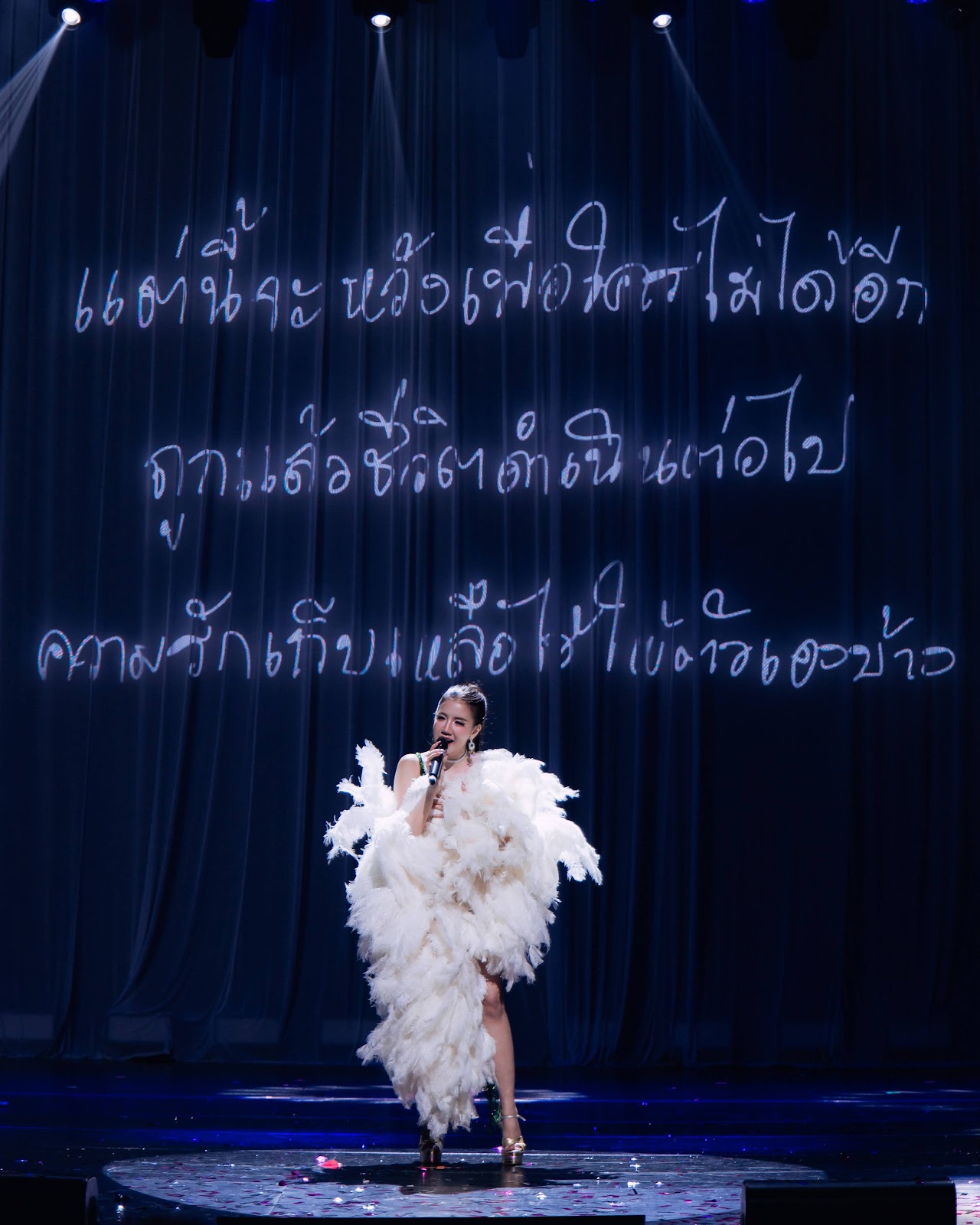 “ใบเตย อาร์สยาม” สุดปลื้ม! แฟนคอนในฝันเกิดขึ้นจริง  ขนเพลงฮิตจัดเต็ม 3 ชั่วโมง ตัวลูก–ตัวมัมรวมพลังแดนซ์สนั่นฮอลล์ ภาพที่ 12