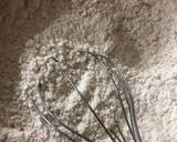 Trộn đường trắng với đường vàng. Trộn bột mỳ, bột bắp, baking soda & muối rồi rây mịn.