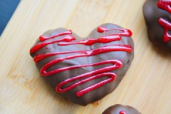 Nếu bạn muốn trang trí thêm, có thể đun chocolate trắng hay kẹo dâu tây rồi cho vào túi bóp kem và trang trí theo sở thích nhé. Thật là đơn giản đúng không nào?