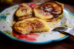 Cùng mình thử làm ngay công thức bánh pancake chanh thơm lừng, tan nhẹ trong miệng với chút vị chua xen kẽ vị ngọt béo rất hấp dẫn đấy. Lưu ngay cách làm lại chị em nhé.
