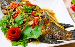 Bày món ăn ra đĩa, rưới phần nước sốt lên cho ngấm vào cá. Thịt cá khi ăn rất mềm, thấm đậm gia vị. Màu sắc món ăn lại kích thích vị giác nữa chứ. Nhanh tay chén hết cơm đi nào.