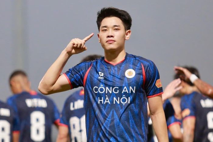 Đình Bắc liên tiếp ghi bàn - Tạp chí Tri thức