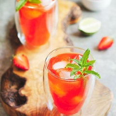 Khi uống, bạn phân hỗn hợp dâu chanh ra 2 ly, rót nước soda, cho đá viên vào và thưởng thức thôi nào. Bạn có thể trang trí với vài lát chanh, dâu tây hay lá bạc hà tuỳ thích nhé.