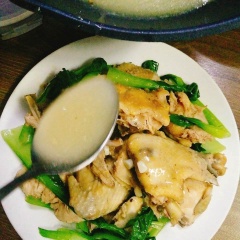 Trình bày món ăn: Xếp cải thìa xung quanh đĩa, cho gà vào giữa và rưới nước sốt lên trên.