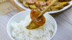 Xúc xích heo BBQ xào cà tím là một gợi ý không tồi cho những bà nội trợ bận rộn muốn có một món xào nhanh chóng đơn giản mà không kém phần chất lượng. Nhớ ghi vào thực đơn gia đình nhé!