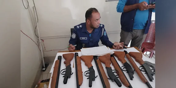 কবরস্থানে বস্তাবন্দি অবস্থায় ৬টি একনলা বন্দুক ও পাইপগান উদ্ধার