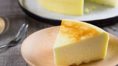 Đợi bánh nguội hơi co lại rồi trút khỏi nồi, cắt nhỏ vừa ăn. Có thể phết thêm mứt dâu tây tăng thêm vị chua chua tùy thích. Bánh bông lan kem phô mai được làm bằng nồi cơm điện rất tiện lợi. Chỉ cần tích tắc thời gian, chế biến không bị vây bẩn lên người, bạn có thể hoàn thành được mẻ bánh xốp, chua chua ngọt ngọt, béo thơm hấp dẫn rồi đấy!