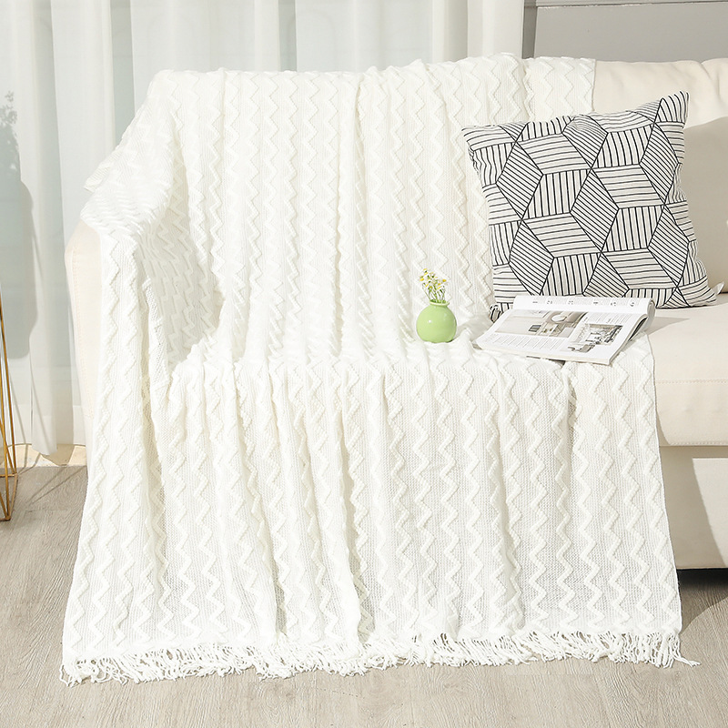 Gestrickte Sofadecke mit Wellenmuster