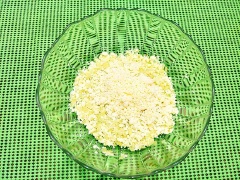 Cốm dẹp cho vào tô sạch rồi múc đậu xanh cho vào cùng và xoa đều để cốm bám đều đậu xanh, vậy là chúng ta được phần cốm vò. Cho 1 lít nước vào nồi để nấu chè, thêm 250g đường phèn và khuấy đều sau đó bật bếp nấu cho nước đường sôi lên. Sau đó, khuấy đều tô nước bột năng rồi chế từ từ vào nồi chè, vừa chế vừa khuấy để chè không bị vón cục, thấy chè có độ sánh đặc như ý thì dừng lại, đun cho nồi chè sôi trở lại và chuyển màu trong là tắt bếp.