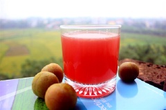 Cho thức uống ra ly. Nặn nước cốt chanh, thêm đường trắng vào, khuấy đều và thưởng thức.