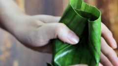 Bạn cuộn chắc tay rồi dùng dây buộc lại thật chặt thì chả bò sau khi làm ra mới thành công.