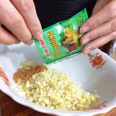 Ướp khô bò xé sợi: Sả bằm và tỏi băm nhỏ trộn chung với 1 gói ngũ vị hương, 1 muỗng nhỏ muối, 2 muỗng canh ớt bột, 1 muỗng canh đường nâu, 4 muỗng canh dầu hào trộn đều nước sốt lại với nhau.