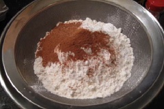 Trong một thau lớn, rây bột mì, bột nở, muối, 2 muỗng cà phê bột quế.