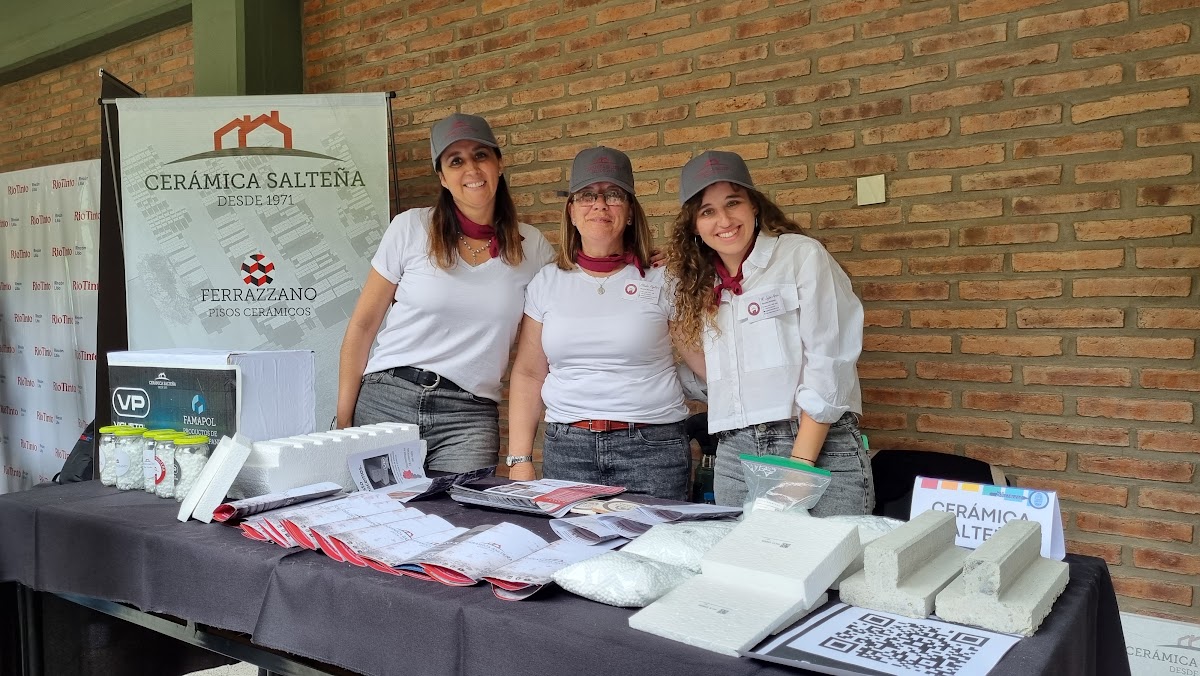 Representantes de una organización en su espacio institucional