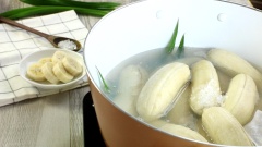 Để thực hiện món chuối xào nước cốt dừa cho ngon ta nên chọn chuối xiêm vừa chín tới, không chọn chuối quá chín khi ăn sẽ bị nhão không ngon. Sau đó bóc vỏ từng trái, rửa sạch và cho vào nồi luộc chín với nửa muỗng cà phê muối và 20gr đường phèn.