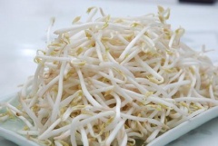 Mề gà, tim gà, lườn gà rửa sạch, cắt làm đôi nếu thích. Giá đỗ nhặt, rửa sạch, để ráo nước. Hành tây bóc vỏ, cắt mỏng.