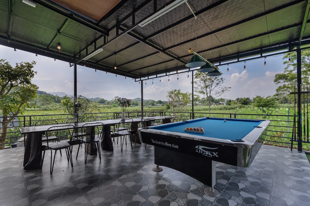 Bàn bi-a dưới hiên mái che của Mộc Trà Homestay nhìn ra ruộng Yên Bài