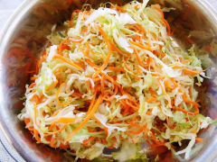 Sau đó, cho bắp cải, cà rốt, cần tây vào tô lớn trộn chung với gừng và rau răm. Cho hỗn hợp này vào hộp đã khử trùng, đổ nước muối đường còn ấm vào, nước cần ngập rau củ, để 4-5 tiếng trong ngăn mát tủ lạnh là có thể ăn được.