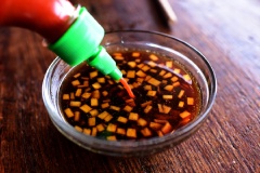 Làm nước sốt: cho 120ml nước tương, 2 muỗng rượu vang, 2 muỗng đường nâu, 2 muỗng bột bắp, 2 muỗng tương ớt, gừng băm vào chén, khuấy đều cho tan đường. Bí ngòi, ớt chuông rửa sạch, cắt miếng vừa ăn. Bắp non rửa sạch, cắt khúc nhỏ hoặc giữ nguyên tùy thích. Bông cải cắt thành từng cây nhỏ, rửa sạch, để ráo. Tỏi lột vỏ, băm nhuyễn. Hành tây lột vỏ, cắt miếng vuông.