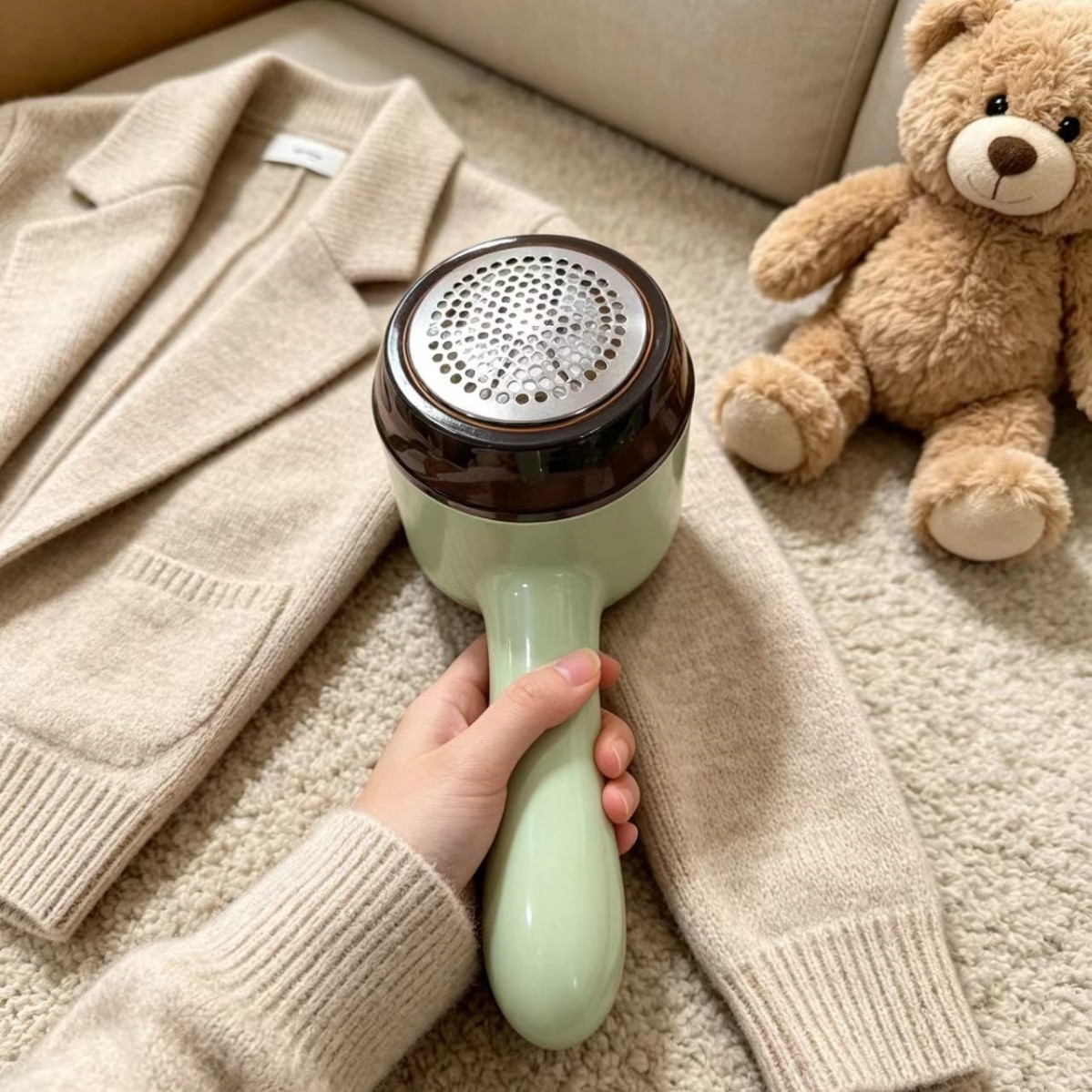 Handy lint remover with battery