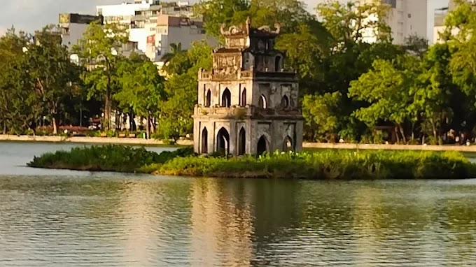 hoan-kiem-lake.webp