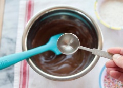 Đậu phộng rang chín, bỏ vỏ, giã hơi nhỏ. Chocolate đen đun cách thủy cho tan chảy ra, thêm 1 muỗng canh dầu dừa vào, khuấy đều.