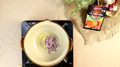 Bắc tộ lên bếp, làm nóng 2 muỗng canh dầu ăn, cho hành tím băm và tỏi băm vào phi thơm, sau đó cho thịt ba chỉ vào xào săn. Tiếp theo xếp cá lóc vào tộ, thêm đầu hành lá, hành tím và ớt trái. Trong món cá kho, chúng ta nên để hành vào vì sẽ làm tôn lên mùi thơm của cá.