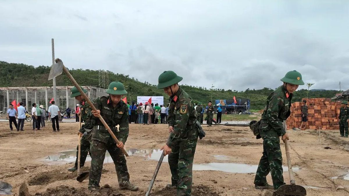 Gia Lai: Bộ đội giúp dân xây nhà tái định cư - Báo Sài Gòn Giải Phóng