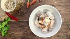 Luộc sơ 500gr sườn non qua nước có pha chút muối cho ra hết chất bẩn. Sau đó rửa lại bằng nước sạch, để ráo rồi chặt miếng vừa ăn. Ướp sườn với 5gr tỏi băm, 5gr hành tím băm, 1 muỗng cà phê đường, 2 muỗng cà phê nước mắm, 1 muỗng cà phê tiêu, 1 muỗng cà phê màu dầu điều và 1 muỗng cà phê hạt nêm. Ướp sườn khoảng 15 phút cho ngấm gia vị.