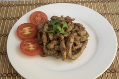 Cho thịt heo chiên cay thơm kiểu Thái với những sợi thịt nạc heo dai béo, mặn ngọt, cay cay đậm đà trông rất ngon cơm. Những ngày chiều mưa mà có món thịt chiên này cho bữa cơm thì ngon hết ý luôn nhé!