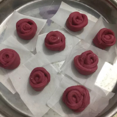 Xếp bánh hoa hồng lên các miếng giấy nến nhỏ, đặt vòa xửng hấp, đậy nấp. Ủ bột bánh bao cho nở 20 phút. Sau đó đun sôi nước trong xửng hấp. Bánh bao hấp khoảng 20 phút, tắt bếp, mở nắp vung, để yên khoảng 5 phút rồi lấy bánh ra khỏi xửng là có thể dùng.