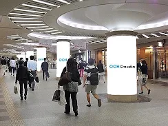 ディアモール大阪 柱巻き広告