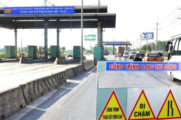 Bắt đầu tháo dỡ 2 trạm thu phí trên quốc lộ 51