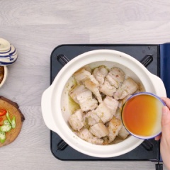 Khi thịt ba chỉ săn lại, bạn cho 15ml nước mắm vào. Vặn lửa lớn, kho đến khi nước mắm sôi lên thì hớt bọt, giảm lửa nhỏ. Nêm nếm với 1 muỗng canh đường, 1/2 muỗng canh muối. Cuối cùng, cho cá lóc chiên, cà tím cắt khúc, đậu bắp cắt xéo vào kho cùng.