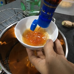 Pha nước mắm ngâm: Trong lúc luộc thịt thì tiến hành pha nước mắm theo tỉ lệ 3 mắm + 2 đường và 5 nước vào tô sạch, khuấy đều rồi bắc lên bếp nấu với lửa nhỏ cho đến khi sôi liu riu. Tiếp theo, cho hành + tỏi + gừng + hoa hồi + ớt vào nấu cùng cho đến khi nước mắm thật sôi. Nêm nếm lại gia vị sao cho ba rọi ngâm nước mắm vừa ăn thì tắt bếp, để cho hỗn hợp nguội hẳn.