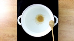 Cho vào nồi 500ml nước lọc, 2 muỗng cà phê bột Dashi rồi khuấy đều cho bột tan ra. Bật bếp nấu cho sôi lên là ta có nước dùng Dashi.