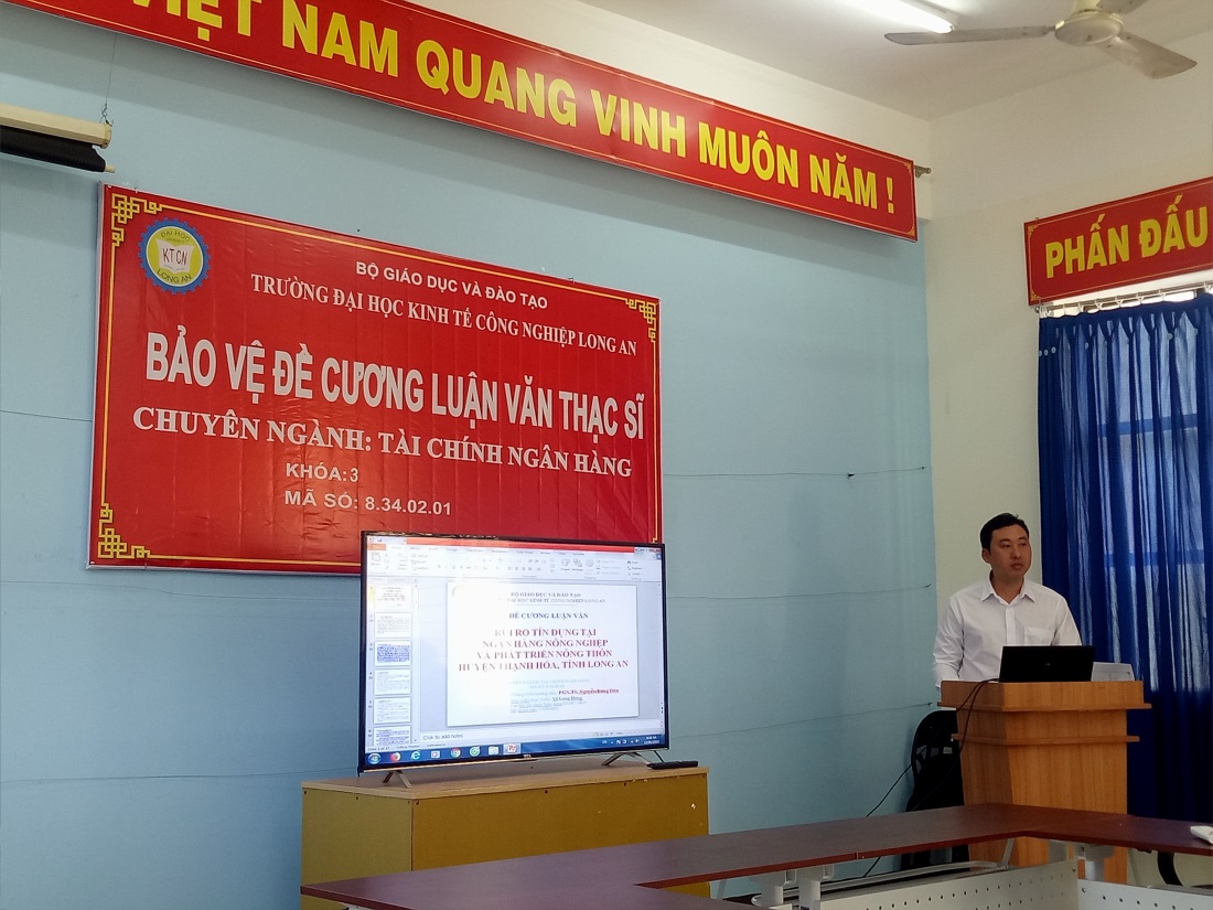 Học viên trình bày đề cương trước hội đồng