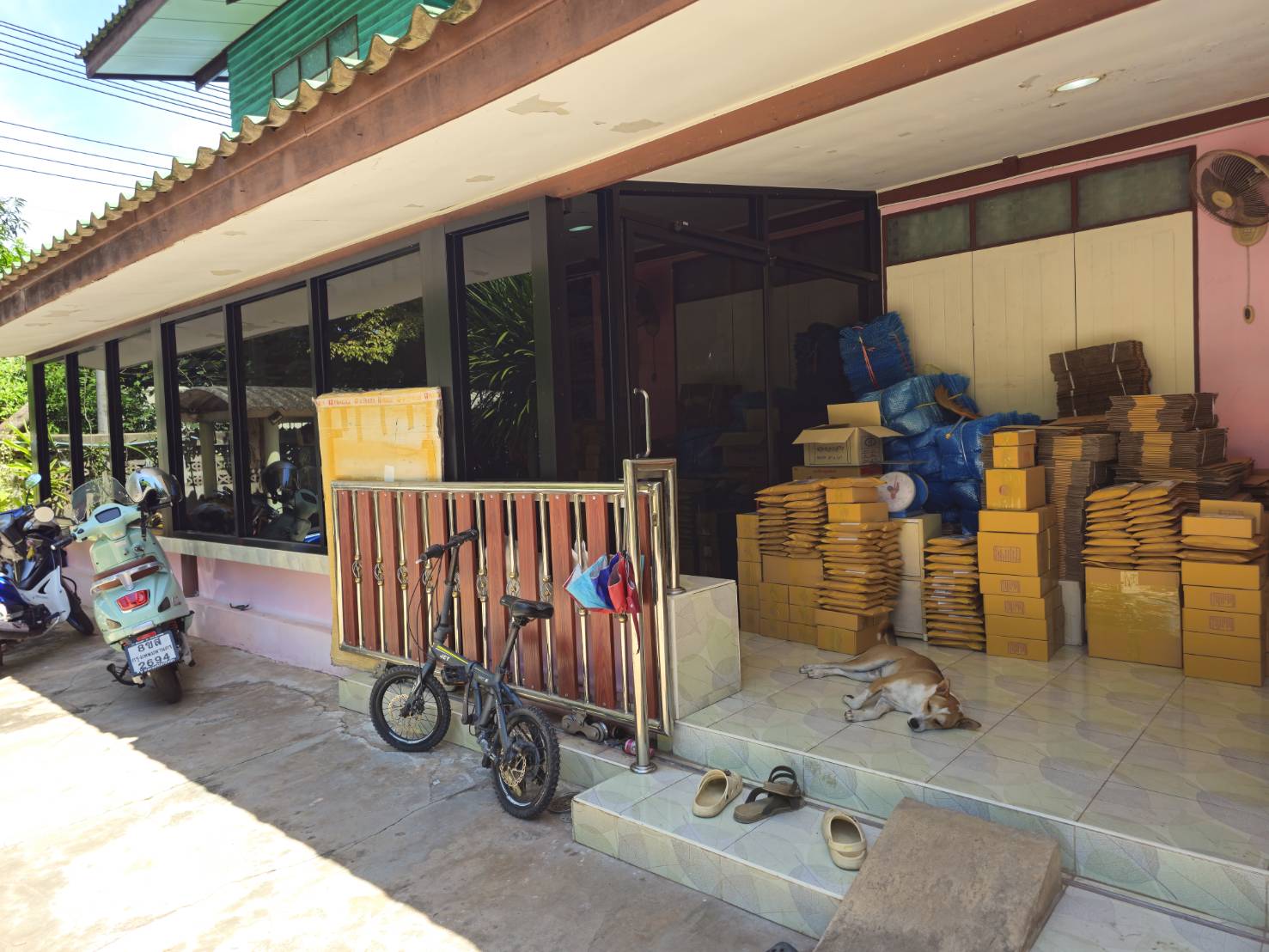 ร้านกันเองบุ็คส์แอนด์ทอยส์