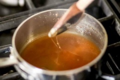  Hạt óc chó rang cho thơm. Nếu có lò nướng, bạn có thể nướng hạt trong 5 phút ở 350°F. rồi sau đó rang khoảng 1-2 phút. Cho đường vào nồi và đun nóng với lửa vừa, để đường tan chảy ra hết, bạn cho muối vào rồi khuấy đều trong khoảng 5-10 phút
