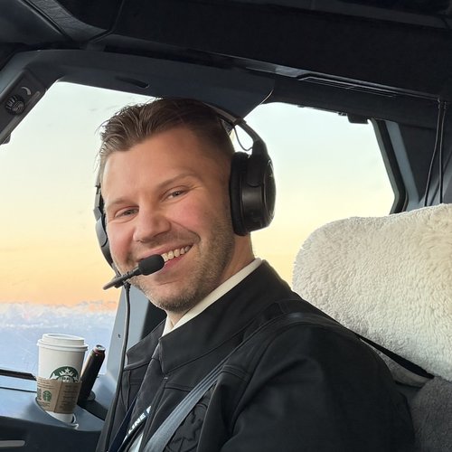 Jason Migadel, cofondateur et instructeur d'INRAT Exam Prep, aux commandes de son avion
