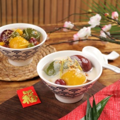 Cuối cùng bạn múc chè ra bát chan nước cốt dừa, rắc thêm mè trắng lên trên để trang trí rồi mời cả nhà cùng thưởng thức nhé.