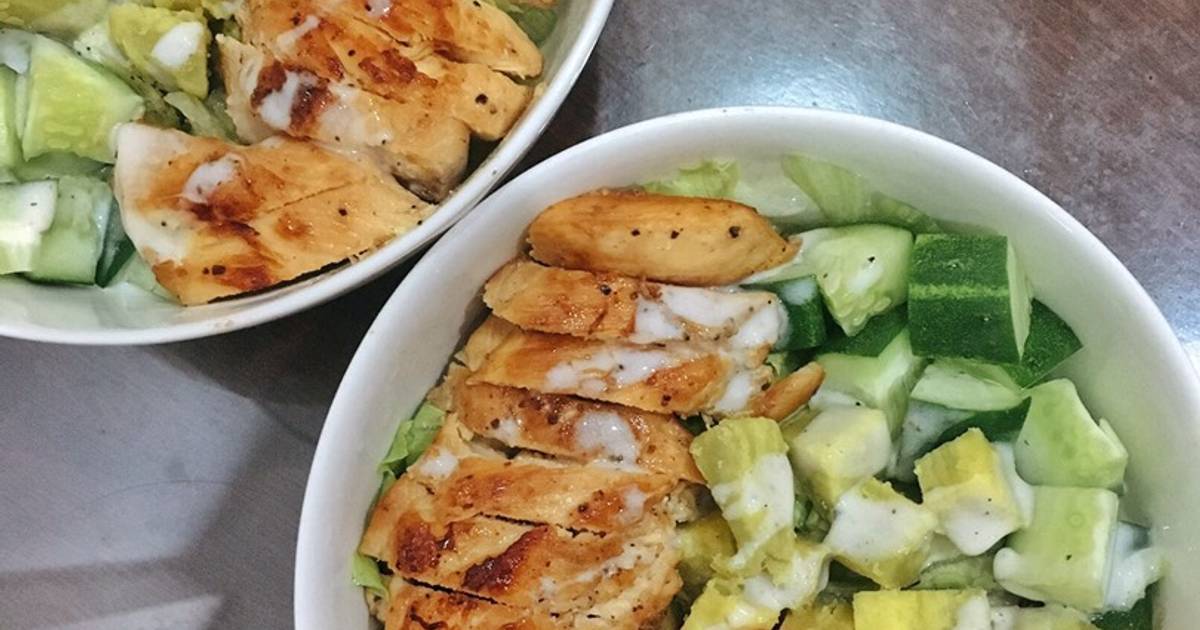 Salad ức gà áp chảo