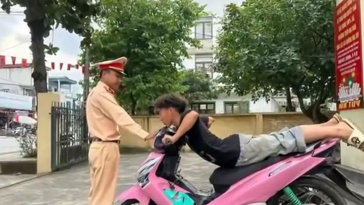 Xử phạt thanh niên 'nằm sấp' điều khiển xe máy - Báo Tiền Phong