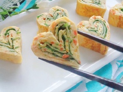 Bày trí trứng chiên ra đĩa dùng nóng với cơm. Trứng chiên cuộn trái tim xinh xắn, đáng yêu, có thể chấm các loại sốt ăn kèm tùy thích. Thích hợp làm món ăn lý tưởng dành cho người yêu.