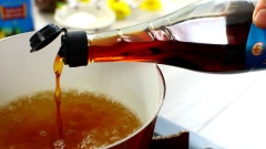 Cho vào nồi 150ml nước, đun tan cùng với 100gr đường phèn và 150gr đường vàng. Khi đường tan hẳn cho vào 200ml nước mắm vào đảo đều, đun trên lửa nhỏ đến khi sôi thì tắt bếp, để nguội.